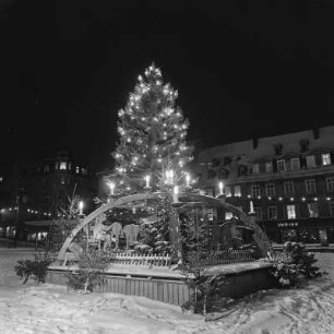 Annaberg, Weihnachten : Annaberg-Buchholz. Marktplatz mit großem Doppel-Schwibbogen, Pyramide und Weihnachtsbaum. Im Hintergrund Löwen-Apotheke. Winteraufnahme