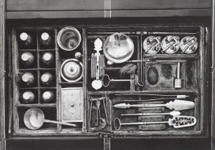 Arbeitstisch der Kurfürstin Magdalena Sibylla mit Spinett, Spielbrett, Apothekerzeug, Nähutensilien, Besteck und weiteren Utensilien