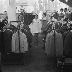 Dresden-Pieschen, Oschatzer Straße 15. Konsum-Kaufhaus "kontakt". Warenträger mit Damen- und Herrenoberbekleidung