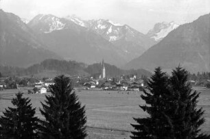 Oberstdorf: Gesamtansicht zwischen Bäumen