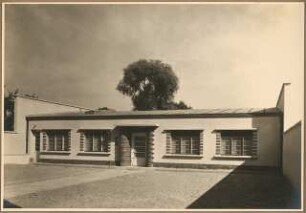 Gemeindehaus der St.Laurentius-Kirchengemeinde, Am Generalshof, Berlin-Köpenick. Kindergarten: Aussenaufnahme Hoffassade mit Eingangstür