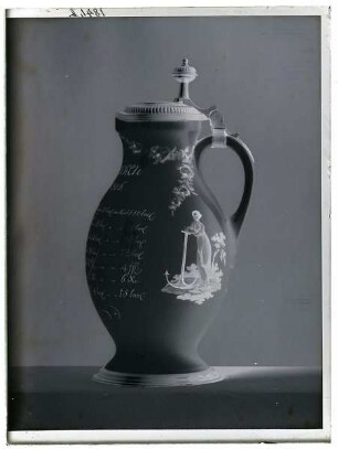 Krug mit Zinndeckel