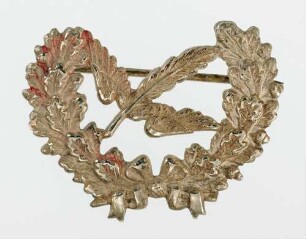 Ehrenabzeichen Deutsche Stenografenschaft (mit Broschennadel) : Medaillensammlung Stenografische Sammlung. Ehrenabzeichen Deutsche Stenografenschaft (geflügelte Feder in halbem Eichenkranz, mit Broschennadel). Metall, versilbert; Maße 25 x 32 mm (1933/1943). Dresden: SLUB R c 0373