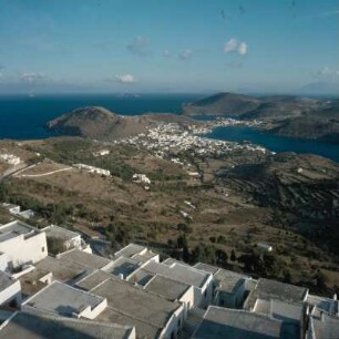 Patmos. Patmos, 34km2, 2500 Einwohner. Blick Chora-Skala, dahinter Kampos, Ikaría, Furni, Samos mit Kerkis 1440m