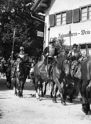 Pferdefest. Festumzug. Reiter in Heroldskostümen