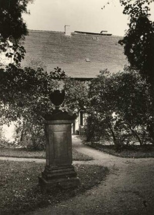 Weixdorf-Lausa. Friedhof, Grabdenkmal mit Reliefschmuck und Urne, Empirestil