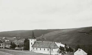 Orkres Teplice. Ortsansicht mit Dorfkirche. Park Krusne hory