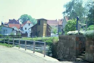 Löschteich mit Feuerwehrhaus