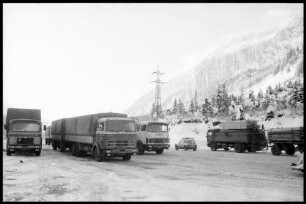 Stuben: Lastwagen vor der Befahrung des Arlberg Passes