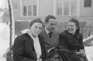 Bad Wörishofen. Hochzeit von Nikolaus Grasser, Bruder des Fotografen. Drei Hochzeitsgäste in einer Kutsche