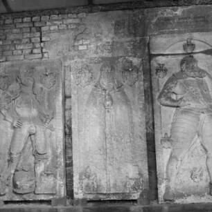 Gedenkplatte mit Bildnisrelief der Elisabeth von Grensing (gest. 1581) (Mitte) : Gedenkplatte mit Bildnisrelief der Elisabeth von Grensing (gest. 1581). Sandstein; 180 x 95 cm. Freital-Döhlen, Kirchhof, Denkmalhalle