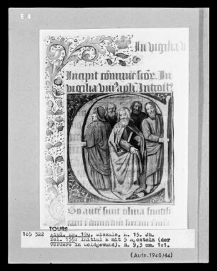 Missale aus Marmoutier — Initiale E mit 5 Aposteln, Folio 155