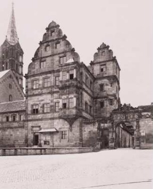 Bamberg, Ratsstubenbau der Alten Hofhaltung (Historisches Museum), Straßenfront mit Eingangstor
