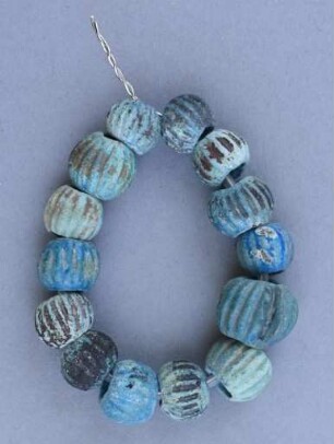 Kette mit 14 blauen Melonenperlen