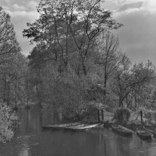 Spreewald um 1940. Kleine Anlegestelle. : Błóta wokoło 1940. Małe přistawnišćo.