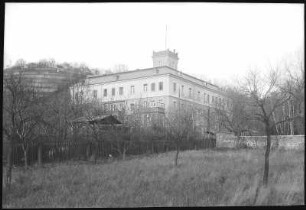 Niederlößnitz. Kuranstalt und Schloss