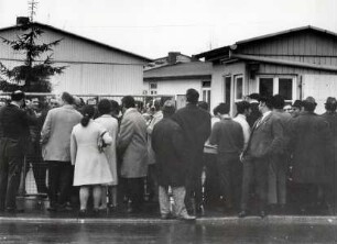 Demonstranten vor Wohnlager, Frankfurt am Main (Rödelheim), 1970