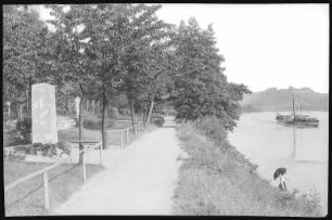 Pirna-Posta. Ulanen-Denkmal - Elbe mit Dampfer