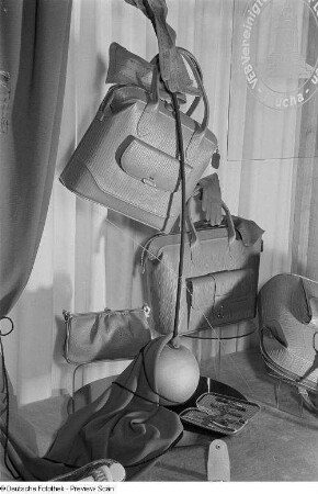 Taschen des VEB Vereinigte Leipziger Lederwaren Taucha auf der Leipziger Herbstmesse 1954