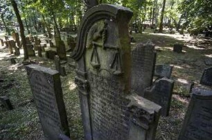 Der Jüdische Friedhof Altona, auch Jüdischer Friedhof Königstraße oder, auf den sephardischen Teil des Friedhofs bezogen, Portugiesenfriedhof an der Königstraße, wurde 1611 angelegt und 1877 geschlossen. Er gilt wegen seiner Größe von 1,9 Hektar, seines Alters und der großen Zahl erhaltener Grabsteine (rund 7600 von 8474, die man bei der Schließung des Friedhofs 1869 gezählt hatte) als eines der bedeutendsten jüdischen Gräberfelder der Welt