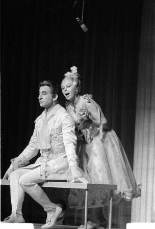 Szenenbilder aus "Leonce und Lena", Kammeroper von Kurt Schwaen nach dem Lustspiel von Georg Büchner. Staatsoper Berlin im Apollo-Saal, Uraufführung 15.10.1961