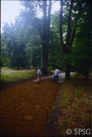 Berlin, Schlossgarten Glienicke, Rekonstruktion des westlichen Wegs zum Maschinenhaus.