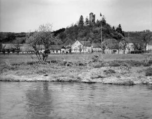 Flammersfeld-Burglahr. Ortsteilansicht von der Wied mit Burgturm der Burg Lahr