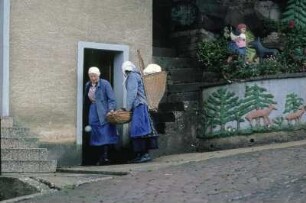 Frauen auf dem Weg zum Wäschewaschen