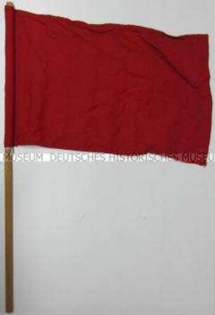 Rote Fahne mit Fahnenstange