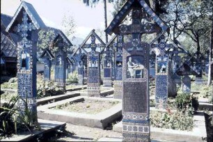 Sapinta: Der Lustige Friedhof, bemalte Kreuze
