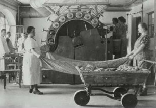 Bedienstete in der Heereswäscherei der Kasernenanlage Albertstadt