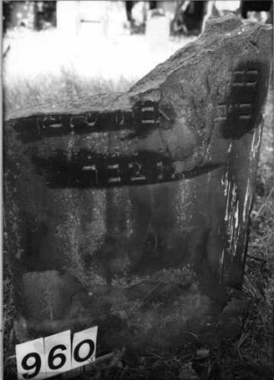 Grabstein 960 (Index: 99630452) Material: Sandstein Zustand: oberer Teil abgebrochen mit Textverlust Maße HxBxT: 74x50x5 cm Beschreibung: Stele: Grabstein 960