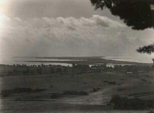 Insel Hiddensee. Unterland vom Abhang des Dornbusch über Kloster nach Süden gesehen. Links der Bodden