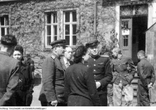 Pirna, Sonnenstein. Heimkehrerlager in Pirna-Sonnenstein, Lager für aus sowjetischer Gefangenschaft zurückkehrende Militärangehörige, Kundgebung mit ihnen, sowjetischen Offizieren und dem sächsischen Ministerpräsidenten Max Seydewitz, 30. April 1948