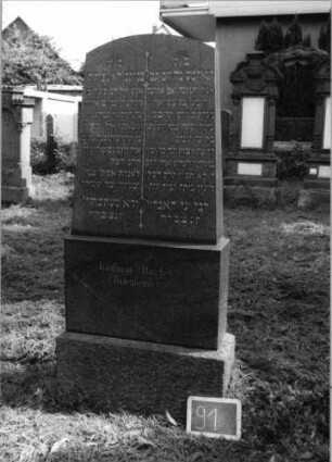 Grabstein 91 (Index: 100081385) Zustand: zerbrochen Maße HxBxT: 188x78x27 cm: Grabstein 91