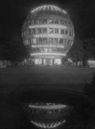 Dresden. Das beleuchtete Kugelhaus auf dem Ausstellungsgelände