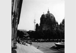 Besucher an der Freitreppe des Alten Museums mit Blick auf den Berliner Dom