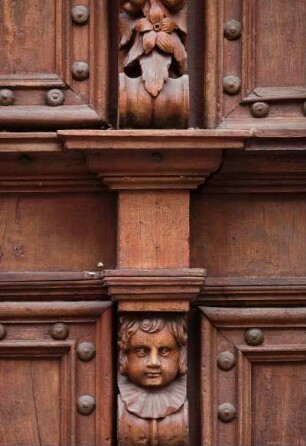 Frankreich. Midi Pyrenees. Lot. Cahors. Cathedrale Saint Etienne. Südportal. Holztor. Detail