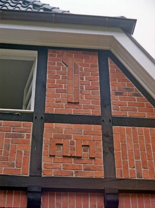 Am Rehm 52: giebelständiges Backsteinhaus: Straßenfront, Detailaufnahme: Giebel mit Fachwerk, Backsteinzier an Gefachen