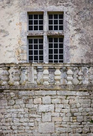 Frankreich. Poitou Charentes. Charente Maritime. Chateau de la Roche Courbon. 15 und 17 Jahrhundert. Fenster und Bruestung. Architekturdetail