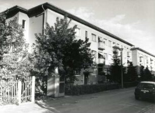 Dresden-Trachau. Wohnsiedlung der Gewobag (1928/um 1935; H. Richter). Wohnblocks, Richard-Rösch-Straße 40/32. Straßenansicht mit Einfriedung und Vorgärten
