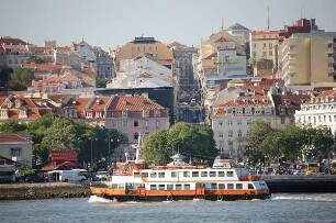 Lissabon - Schiff auf dem Rio Tejo : Lissabon: Personenfähre auf dem Rio Tejo vor der Stadt, aufgenommen 2006