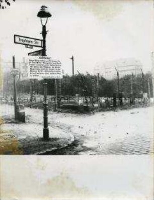 Die Mauer an der Sektorengrenze zwischen Neukölln und Treptow, Treptower Straße Ecke Heidelberger Straße