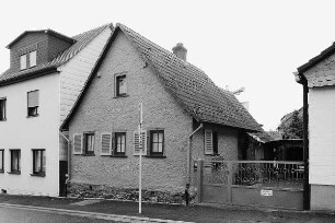 Wohnhaus; Friedrichsdorf, Hugenottenstraße 27