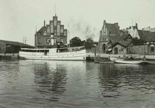 Wismar, Hafen : Wismar. Hafen. Rechts Wassertor, links Zollamt