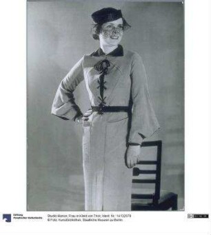 Frau in Kleid von Trick