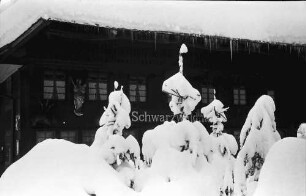 Todtmoos: Alter Schwarzwaldhof; Vordergrund weiße Schneegestalten