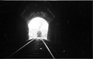 Veringenstadt, Tunnel, erbaut 1908, Straßentunnel parallel 1976, Lok 15, bei den Luftangriffen suchten die Züge Schutz in den Tunneln