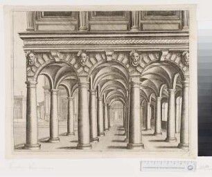 Blick in eine Säulenhalle mit Kreuzgratgewölben