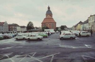 DDR. Marktplatz mit Marktkirche und parkenden PKW